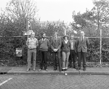 882120 Groepsportret van nieuwe stadsbuschauffeurs bij het Gemeentelijk Vervoerbedrijf Utrecht (G.V.U.) op de remise ...